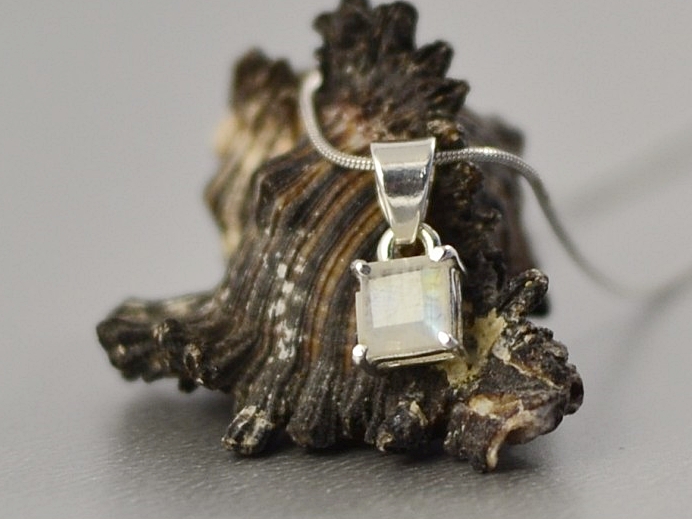 Přívěsek měsíční kámen